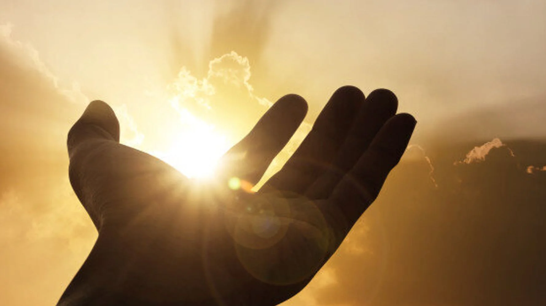 دستی که به سوی آسمان نورانی از خورشید باز شده که به معنی باور داشتن می باشد