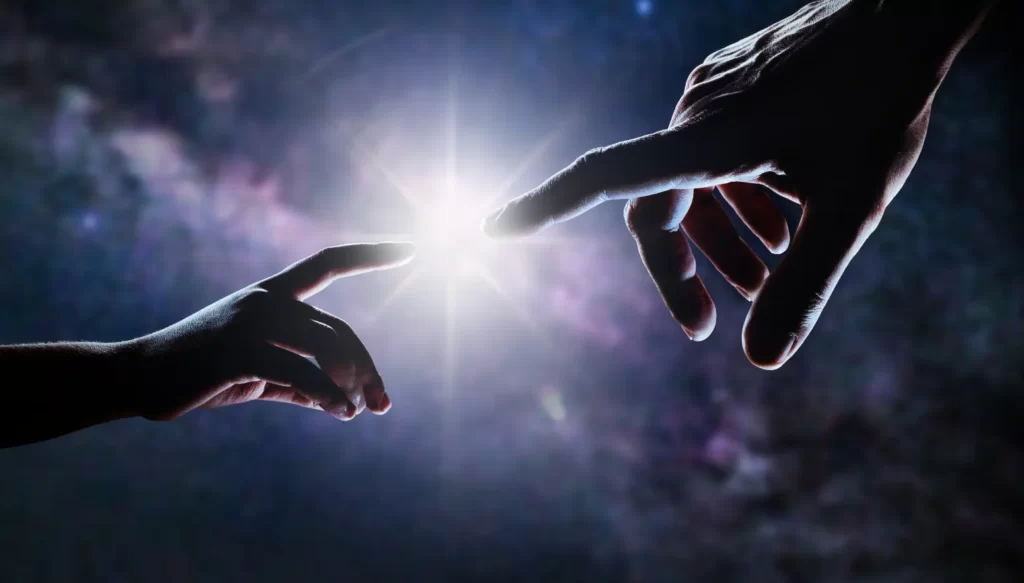 دو عدد دست که دارند انگشت های اشاره خود را به هم نزدیک میکنند و در پشت دستان ستاره ای از کهکشان دارد میتابد