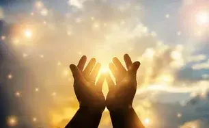 دستانی که بسوی آسمان باز شده است به نشانه ی شکر از خداوند و ابر های زیادی در آسمان نیز وجود دارد