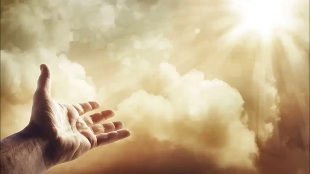 یک دست که به سوی خورشید و آسمان و خدا باز شده است و ابر ها نیز در اسمان قرار دارد