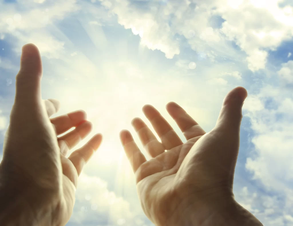 دو دستی که به سوی خدا و خورشید و آسمان باز شده است و به بالا رفته است