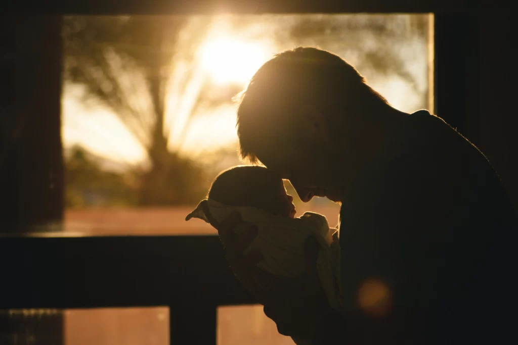 کودکی در آغوش پدرش که معجزه خدا در زندگی است
