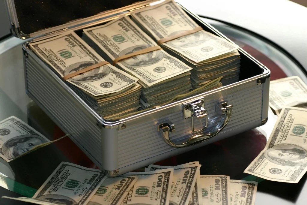 دلارهایی که در داخل یک کیف و اطراف آن هستند و چگونه باورهای پولساز داشته باشیم؟ را تلقین میکنند